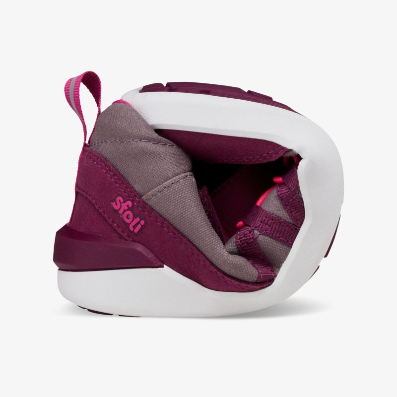 Moderner, flexibler Schuh in kräftigem Rotton mit rutschfester Sohle, geeignet für sportliche Aktivitäten.