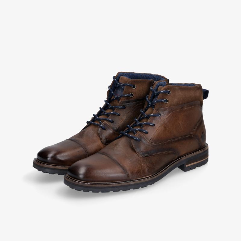 Robuste braune Lederstiefel mit Schnürung und profilierter Sohle, hochwertig verarbeitet und modisch elegant