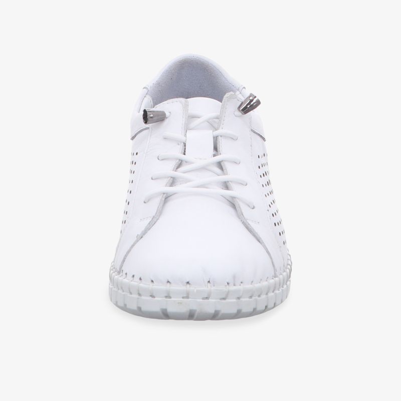 Weißer Sneaker in Frontansicht mit Schnürsenkeln, flexible Sohle und sportlichem Design, komfortabel und modern
