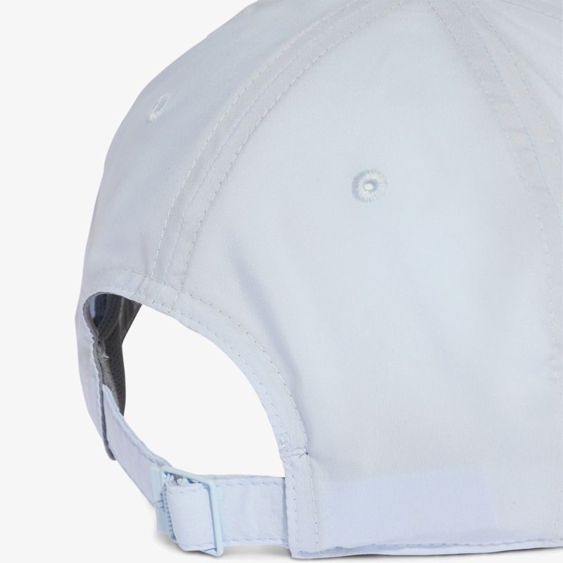 Weißer Stoff mit verstellbarem Riemen und Ringverschluss, Detailaufnahme der Rückseite einer Kappe