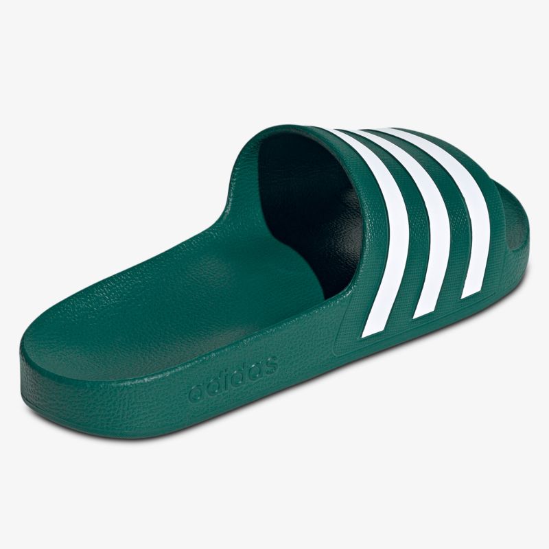 Bequeme grüne Badepantoletten mit weißem Streifendesign und rutschfester Sohle, ideal für Freizeit und Schwimmbad