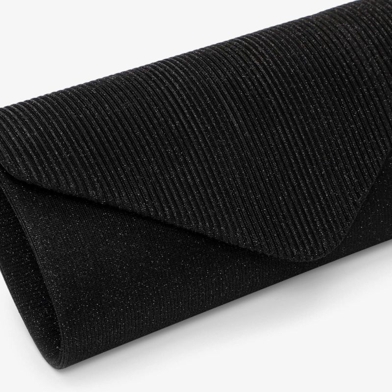 Elegante schwarze Clutch mit feiner Textur und hochwertiger Verarbeitung im Detail sichtbar