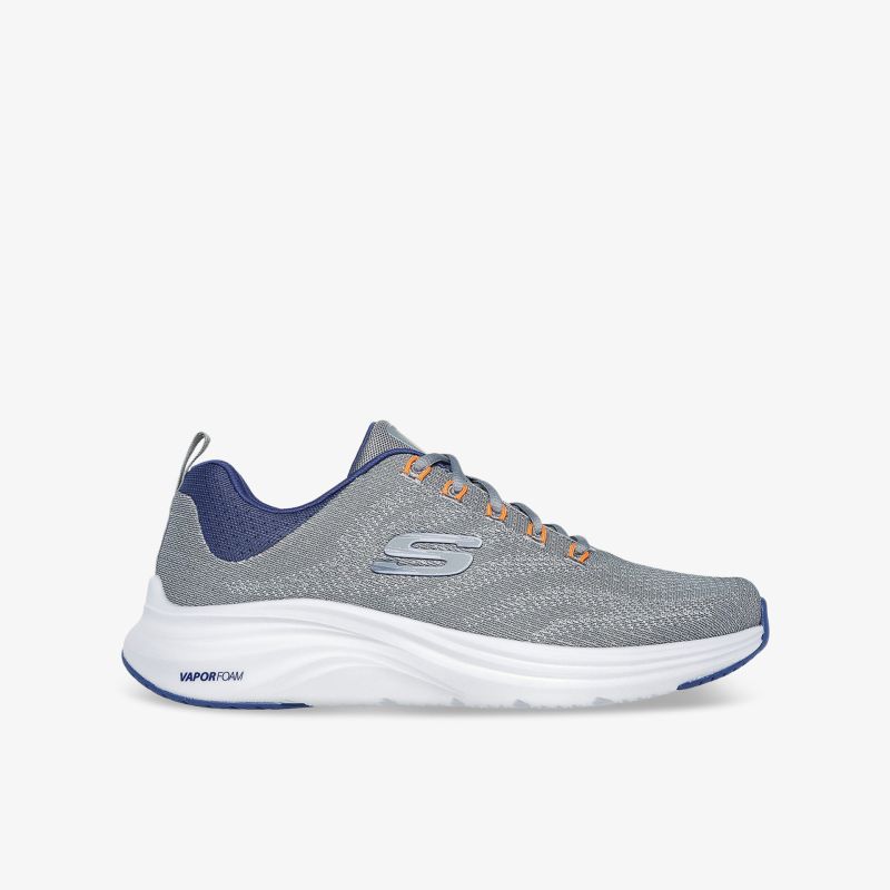 Moderner, atmungsaktiver Sportschuh mit leichter, flexibler Sohle und bequemer Passform in grauer Farbe seitlich