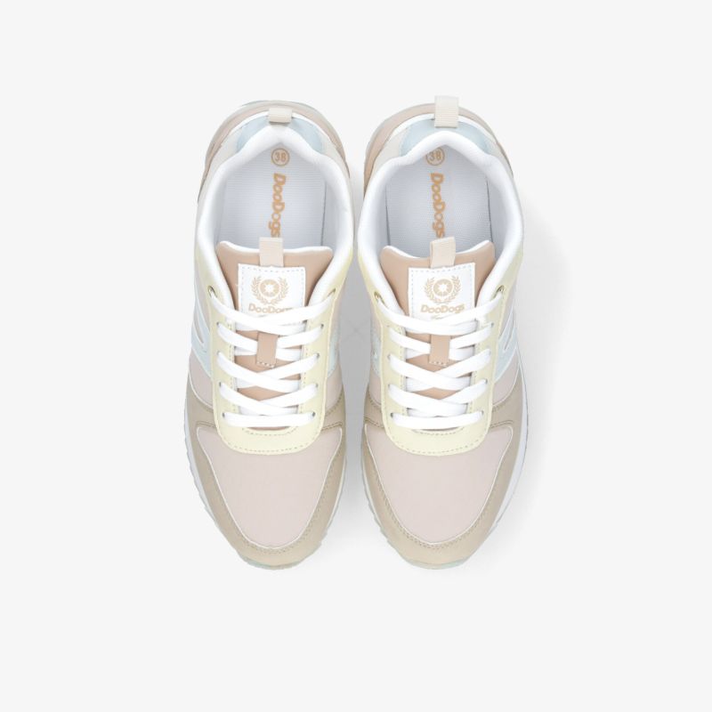 Leichter, bequemer Sportschuh in Weiß und Beige mit atmungsaktivem Design und rutschfester Sohle, Draufsicht