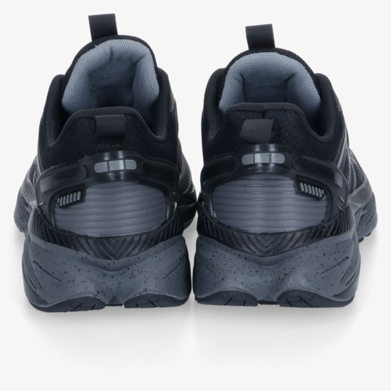Paar schwarze Sneaker in Rückansicht mit gepolsterter Ferse, stabilem Sohlenprofil und sportlichem Design