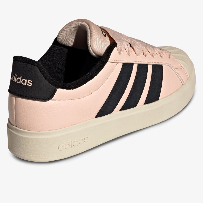 Seitliche Ansicht eines stylischen, bequemen Sportschuhs mit markanten Streifen und robuster Sohle