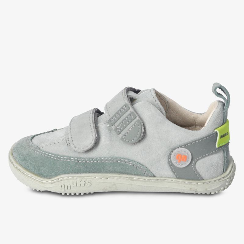 Bequemer, robuster Schuh mit praktischem Klettverschluss und rutschfester Sohle in stilvollem Design.