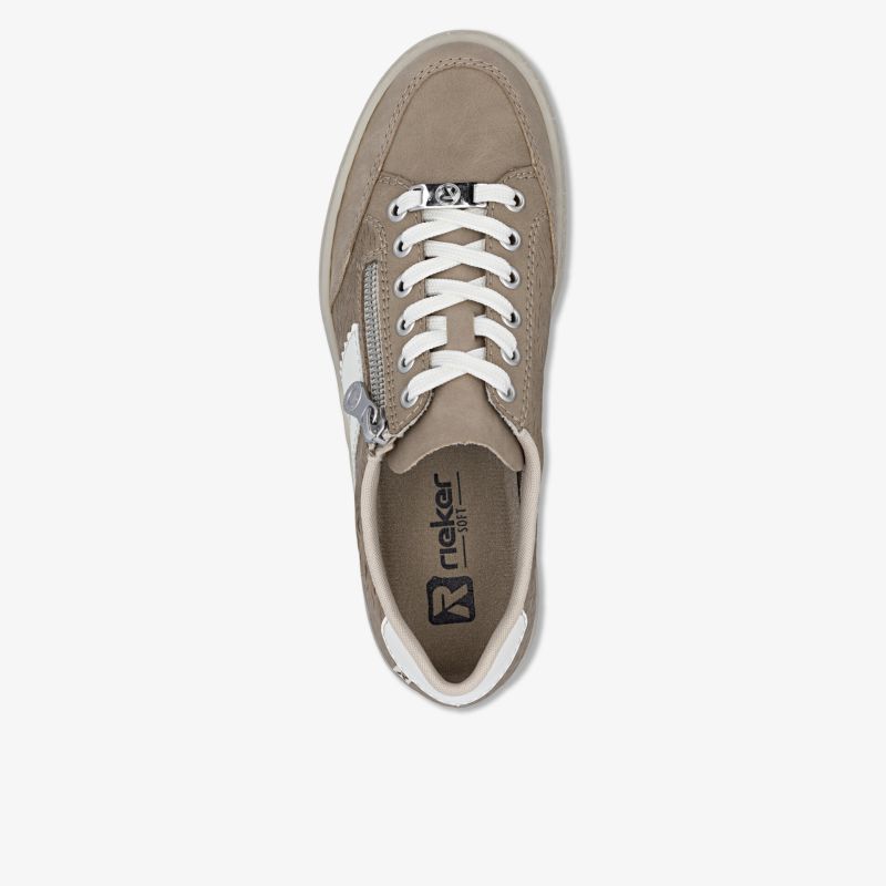Bequemer Sneaker mit modischem Design und robuster Sohle, hochwertige Verarbeitung sichtbar von oben
