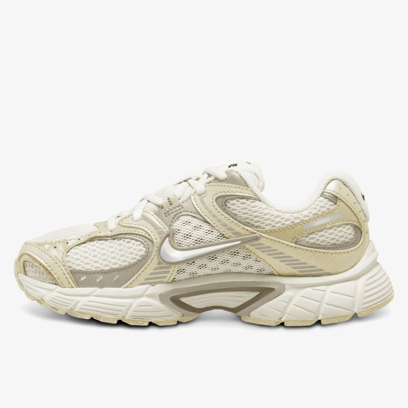 Moderner Sneaker in Cremeweiß mit atmungsaktivem Mesh und stabilisierender Sohle.