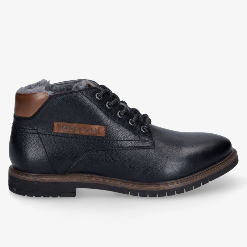 Schwarzer klassischer Leder-Schuh mit robuster Sohle und komfortabler Polsterung, eleganter und vielseitiger Begleiter.