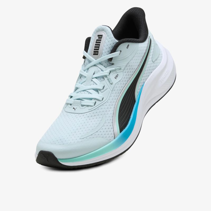 Moderner leichter Sportschuh mit atmungsaktivem Obermaterial und dynamischem Design in seitlicher Ansicht