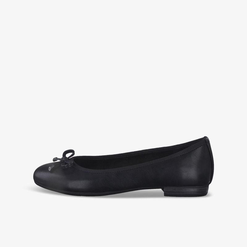 Eleganter schwarzer Ballerina-Schuh mit Schleifendetail und flacher Sohle für komfortablen Stil.