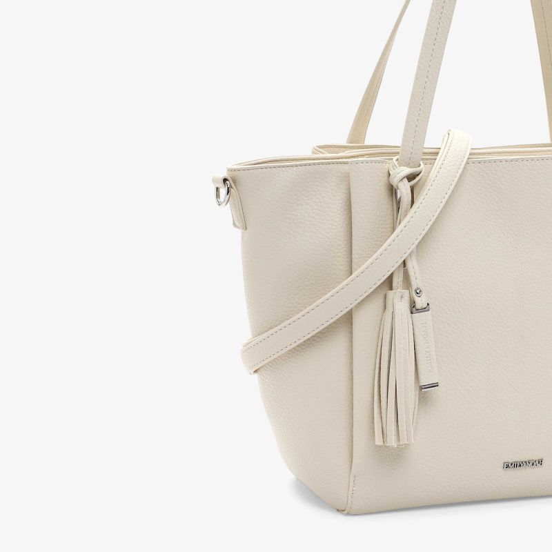 Beige Handtasche im Detail mit Quaste und verstellbarem Trageriemen aus hochwertigem Material