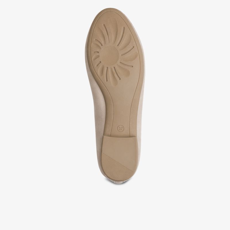 Beige Schuh mit robuster, rutschfester Ledersohle für hohen Tragekomfort und langlebigen Einsatz