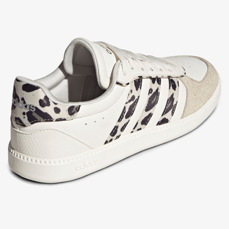Moderner weißer Sneaker mit auffälligem Animal Print an den Seiten und bequemer Passform