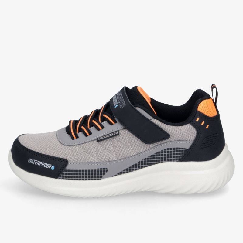 Sportlicher freizeitschuh mit atmungsaktivem Material, bequemer Passform und rutschfester Sohle in grauer und schwarzer Farbe mit orange Akzenten