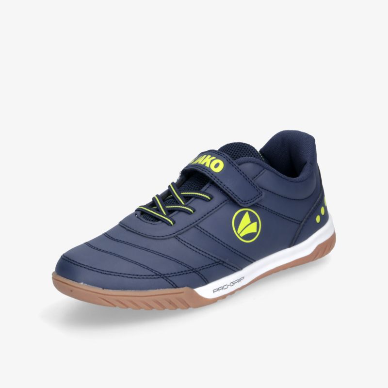 Sportlicher blauer Schuh mit praktischem Klettverschluss, rutschfester Sohle und modernem Design, schräg vorne fotografiert