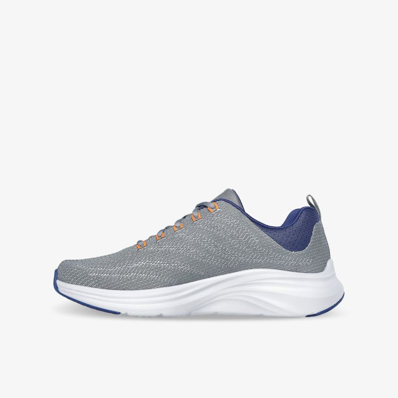 Moderner grauer Sportschuh mit atmungsaktivem Material und flexibler, komfortabler Sohle in seitlicher Ansicht