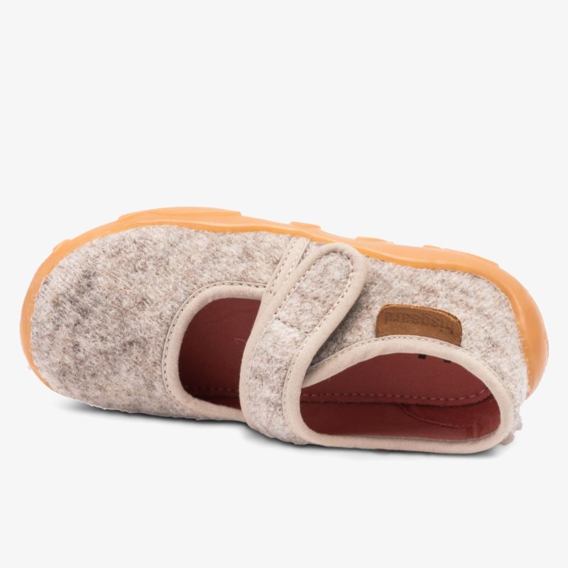 Bequemer Hausschuh mit weichem Textil, verstellbarem Klettverschluss und rutschfester Sohle, ideal für gemütlichen Tragekomfort