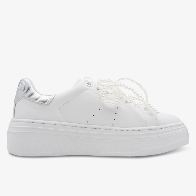 Weißer Sneaker mit dicker Sohle und minimalistischer Seitenansicht für bequemen Alltagsschuh
