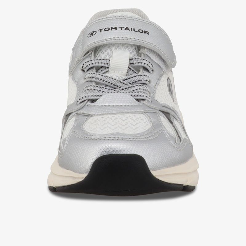 Bequemer sportlicher Schuh mit robuster, rutschfester Sohle und atmungsaktivem Material frontal aufgenommen