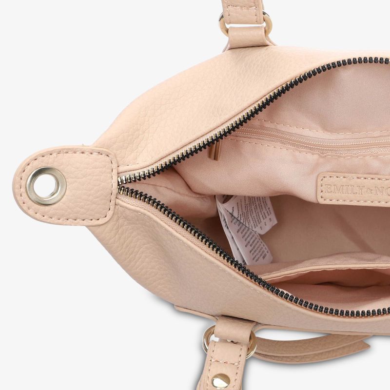 Weiches Leder mit geräumigem Hauptfach und praktischen Innentaschen, Reißverschluss oben geöffnet sichtbar