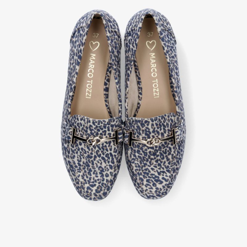 Elegante Loafer mit Leopardenmuster und dekorativem Ketten-Detail für stilvolle Auftritte.