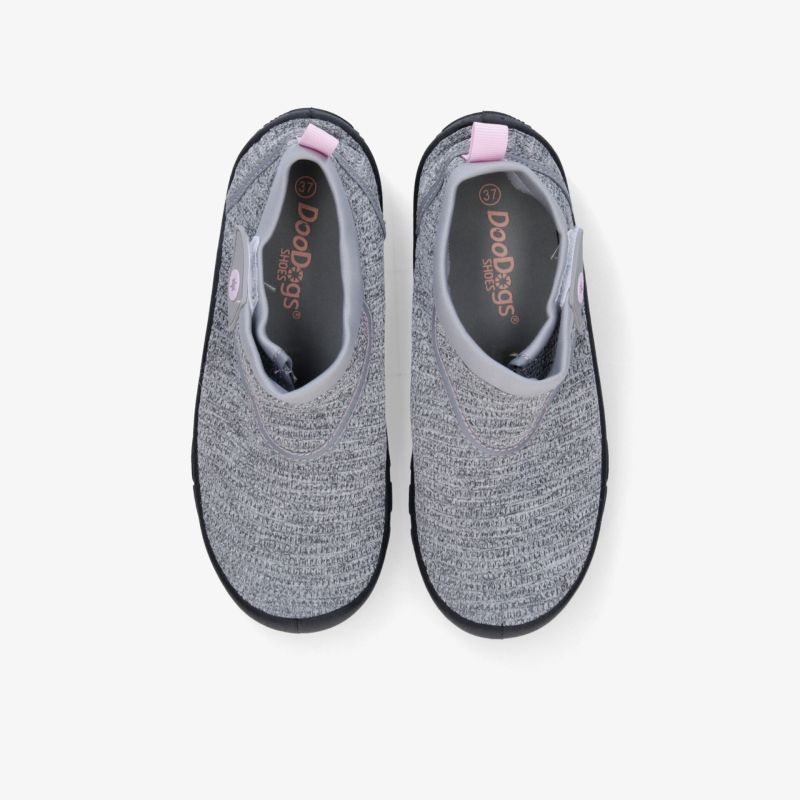Bequemes graues Schuhpaar mit atmungsaktivem Material und leichter, rutschfester Sohle in Draufsicht
