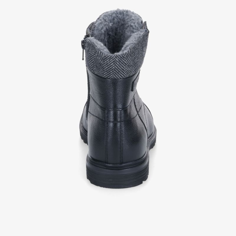 Robuster Winterstiefel mit warmer Innenfütterung und stabiler Sohle, rückwärtige Ansicht zeigt komfortablen Schaft