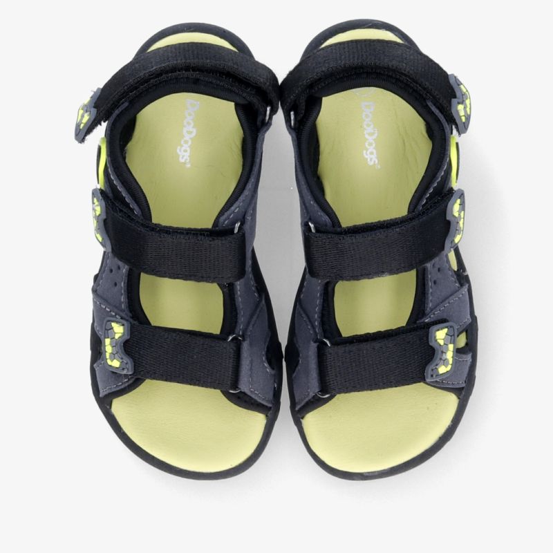 Sportliche, schwarze Sandalen mit verstellbaren Riemen und bequemer gelber Sohle, ideal für vielseitigen Gebrauch