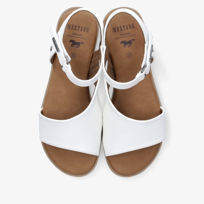 Weiße Sandalen mit verstellbarem Riemen und weichem Fußbett, bequem und leicht, ideal für warme Tage