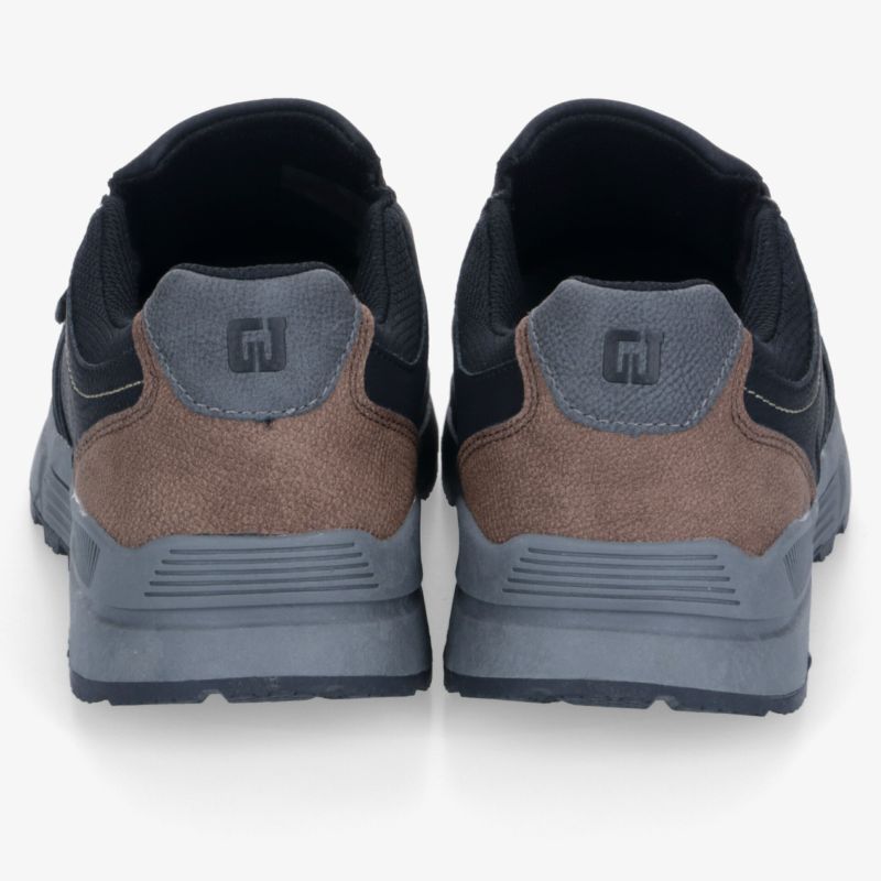 Robuste Sportschuhe mit gepolstertem Schuhkragen und langlebiger Sohle in rückwärtiger Ansicht