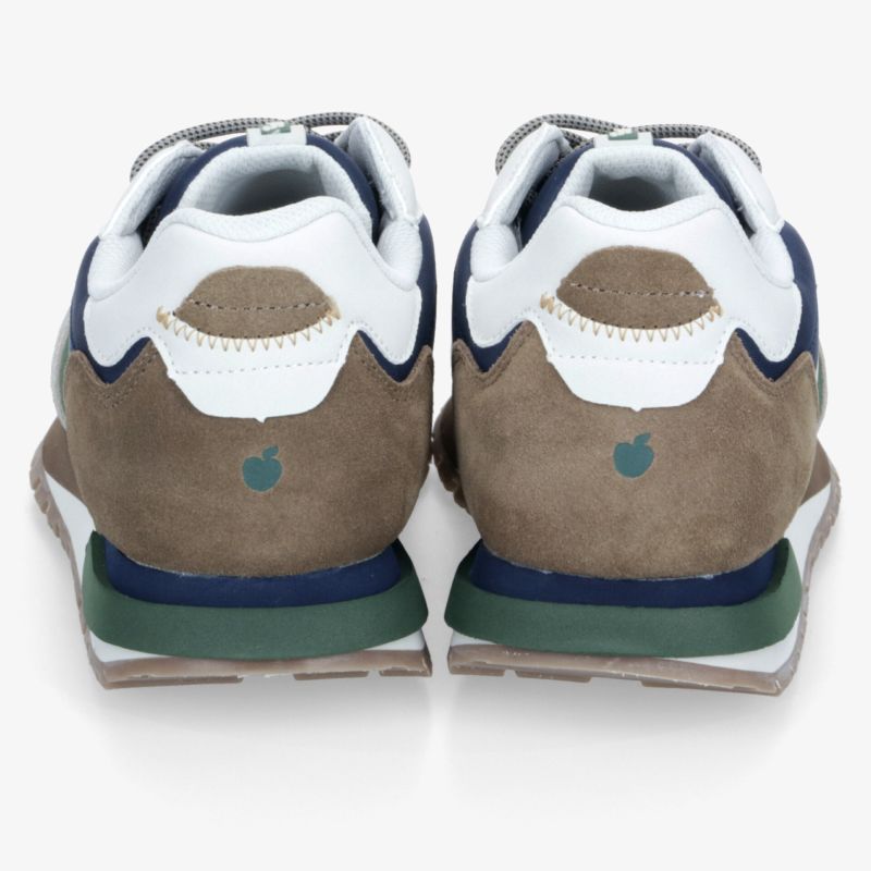 Paar sportlicher Sneaker in Weiß, Braun und Blau mit gepolsterter Fersenpartie und markanter Gummisohle, Rückansicht
