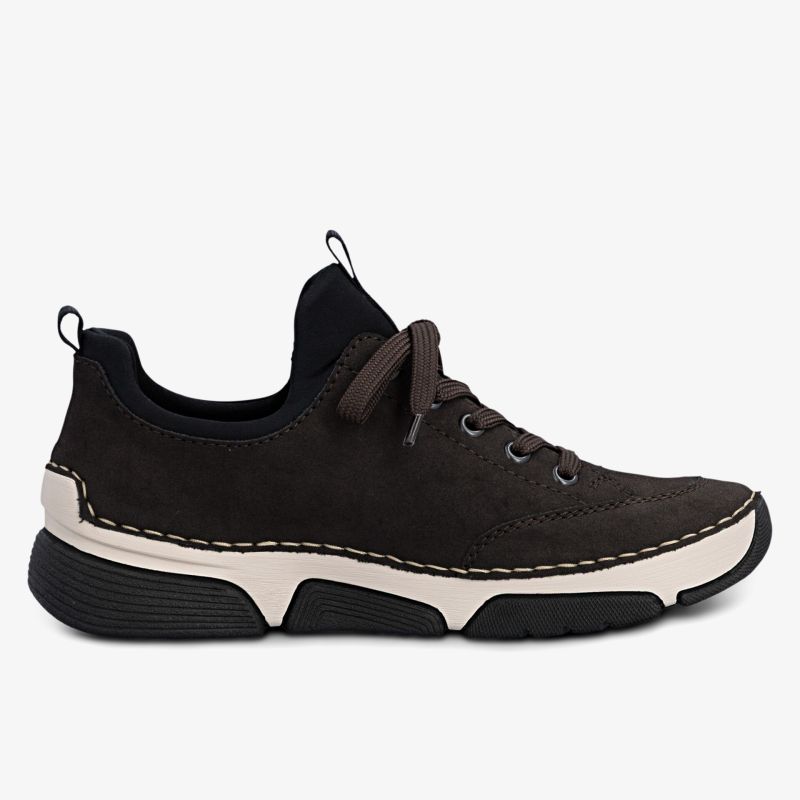 Seitenansicht eines bequemen, sportlichen Sneakers mit robuster Sohle und modernem Design