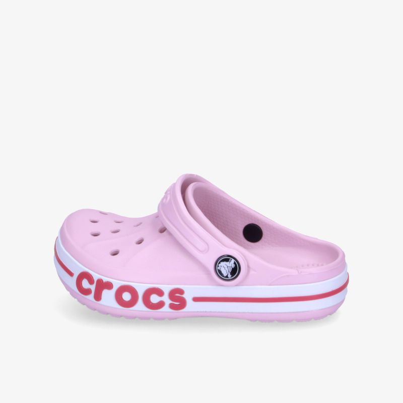 Leichter rosa Crocs Schuh in seitlicher Ansicht mit belüfteten Löchern und rutschfester Sohle
