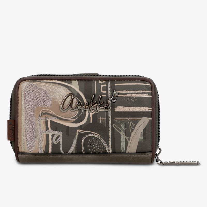 Kompakte Kosmetiktasche mit dekorativem Monogramm-Muster, Reißverschluss und robustem Design in edlen Brauntönen.