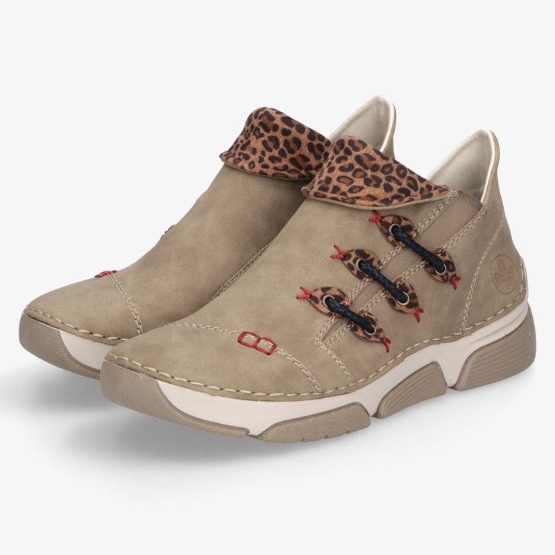 Bequeme beige Sportschuhe mit flexiblem Sitz, robuster Sohle und modischem Leopardenmuster am Schaftrand