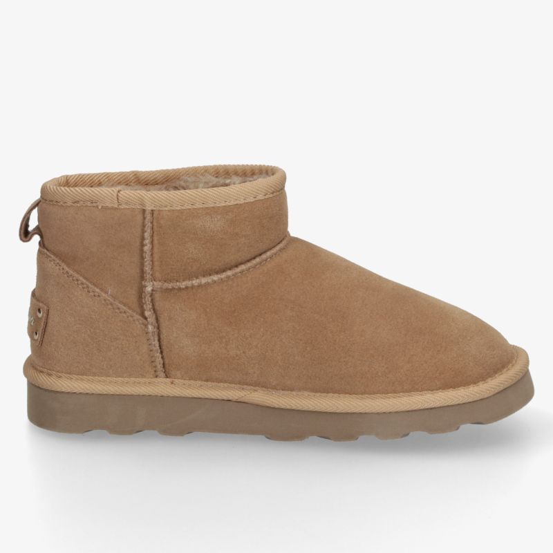 Brauner, warmer Kurzstiefel aus weichem Veloursleder mit kuscheligem Innenfutter, profilierter Sohle und bequemem Sitz.