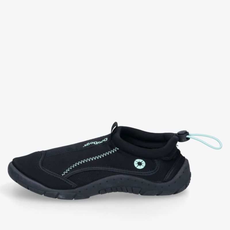 Sportlicher schwarzer Wasserschuh mit rutschfester Sohle und elastischem, flexiblem Material für optimalen Tragekomfort