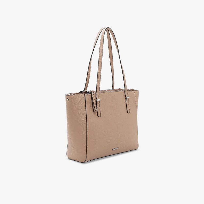 Beige Handtasche mit langem Henkel in schräger Vorderansicht, schlichtes und geräumiges Design
