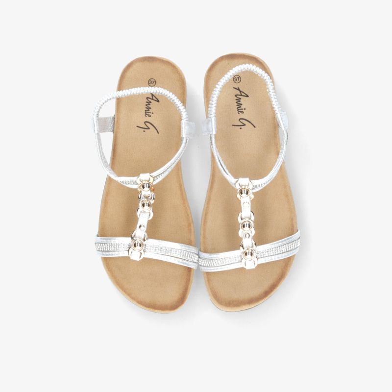 Bequemes Paar weiße Sandalen mit verstellbarem Riemen und eleganter Verzierung, ideal für warme Tage