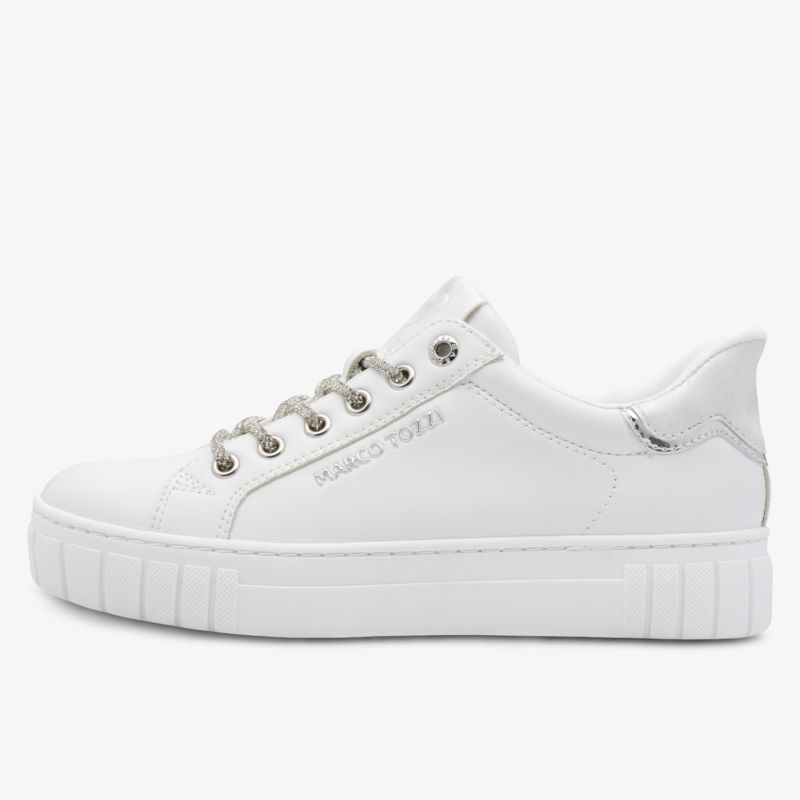 Moderner weißer Sneaker in seitlicher Ansicht mit bequemer Passform und robusten Schnürsenkeln