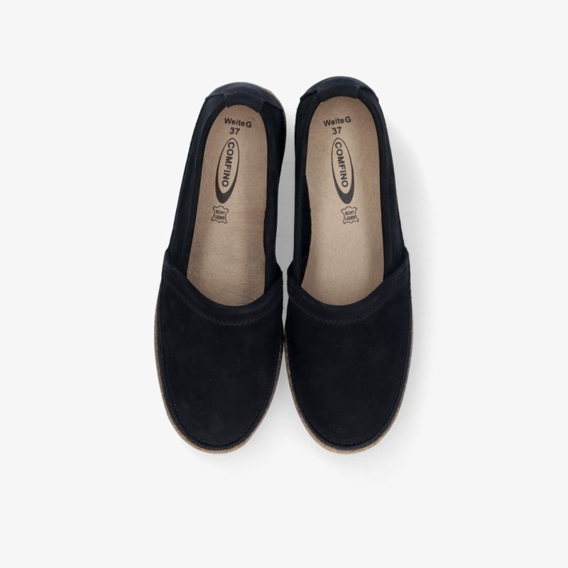 Bequemes schwarzes Pantoffelpaar mit weichem Innenfutter und rutschfester Sohle für entspannten Alltag