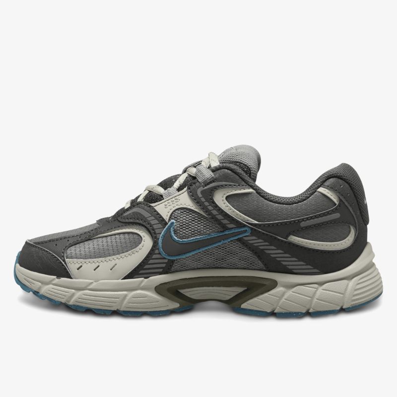 Sportlicher Sneaker in Grau mit türkisfarbenen Akzenten, stabiler Dämpfung und griffiger Profilsohle, schräg vorne.