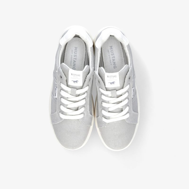 Moderner grauer Sportschuh mit weißen Akzenten, langlebig und komfortabel, Draufsicht auf das Paar