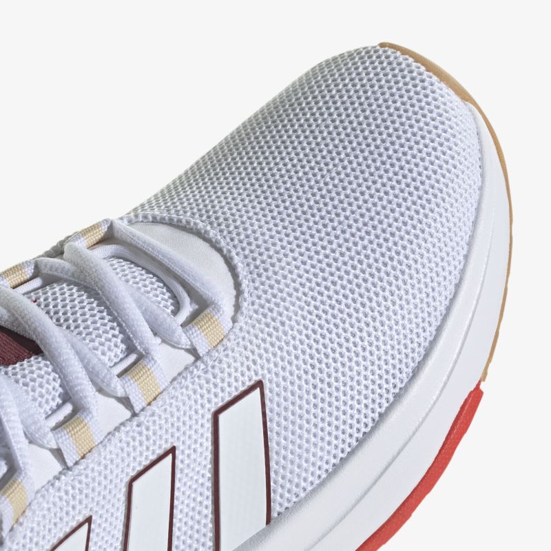 Moderner Sportschuh mit atmungsaktivem Mesh und strapazierfähiger Sohle für optimalen Komfort beim Training.