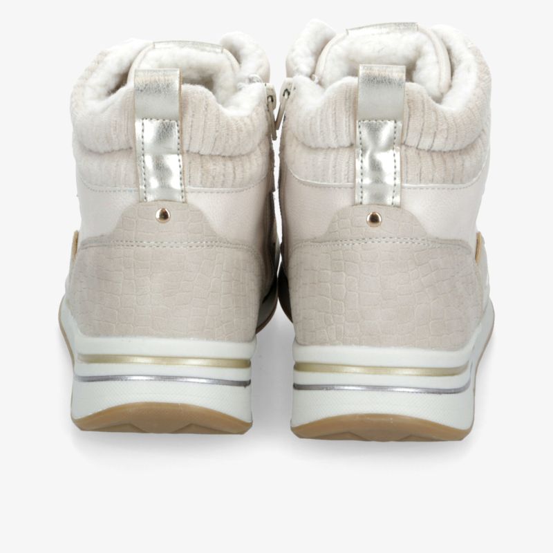 Beige Winterschuhe von hinten mit warmem Futter, stabilem Absatz und komfortablem, gepolstertem Schaft