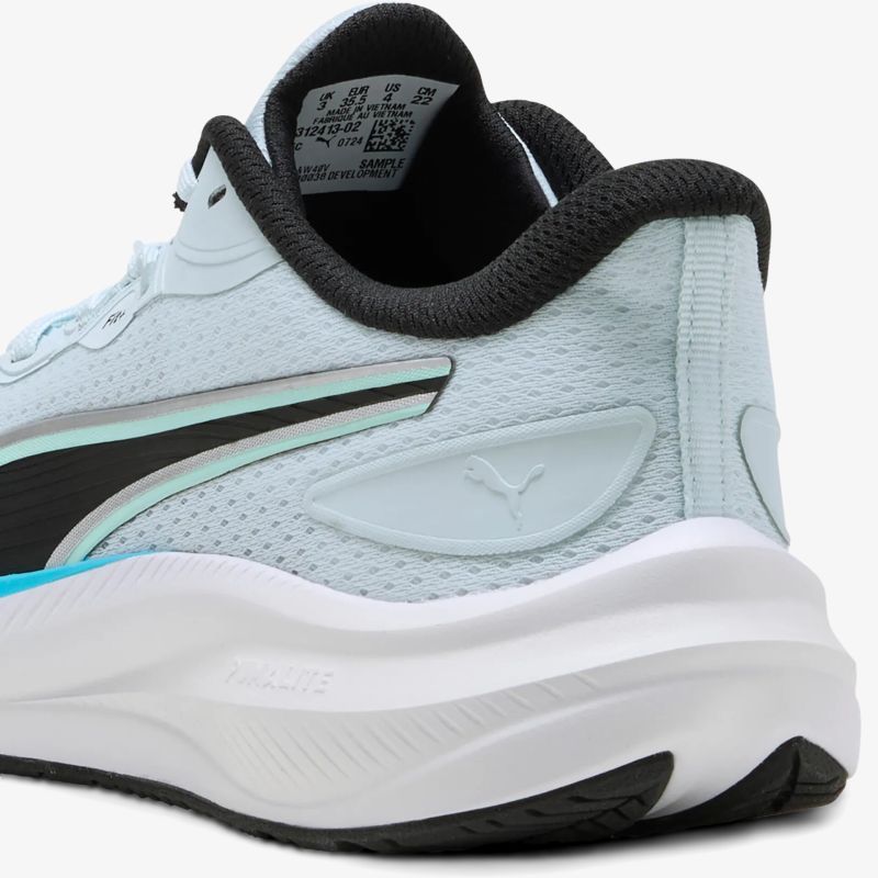 Moderner Sportschuh mit gepolstertem Fersenbereich und rutschfester Sohle in dezenter Farbgebung