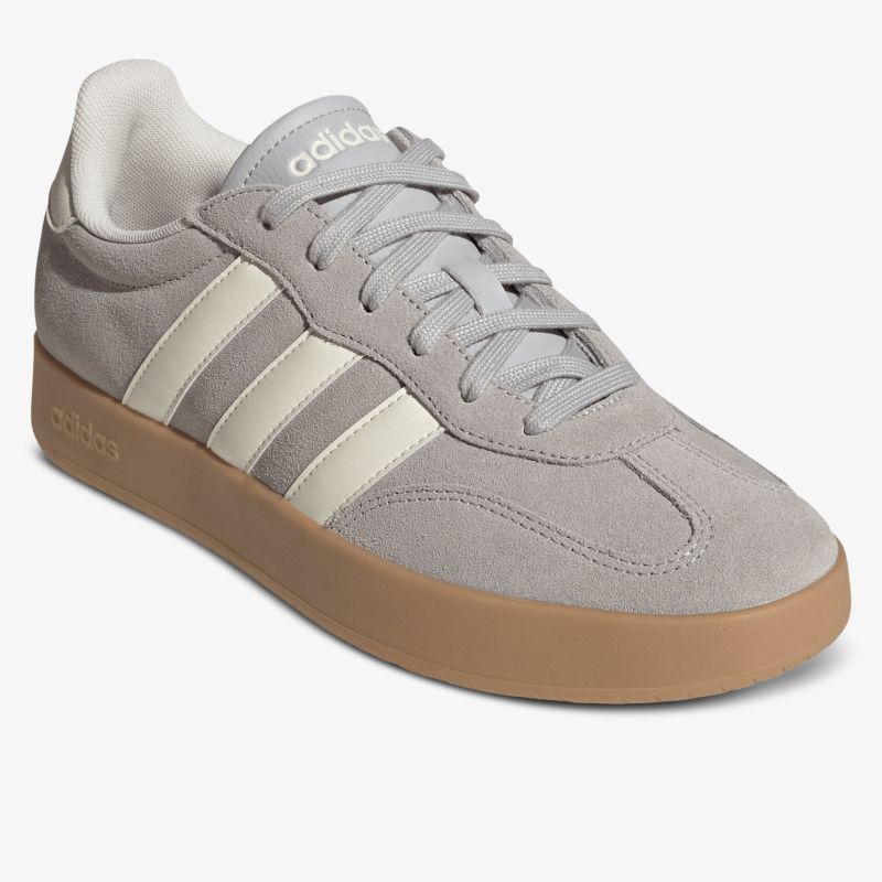 adidas Sneaker aus Veloursleder mit gumfarbener Sohle, sportlich und bequem im schräg vorderen Blickwinkel