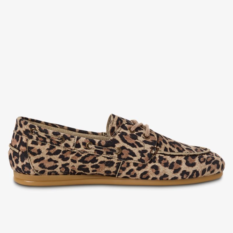 Seitliche Ansicht eines bequemen Wildleder-Loafers mit trendigem Leopardenmuster und rutschfester Sohle